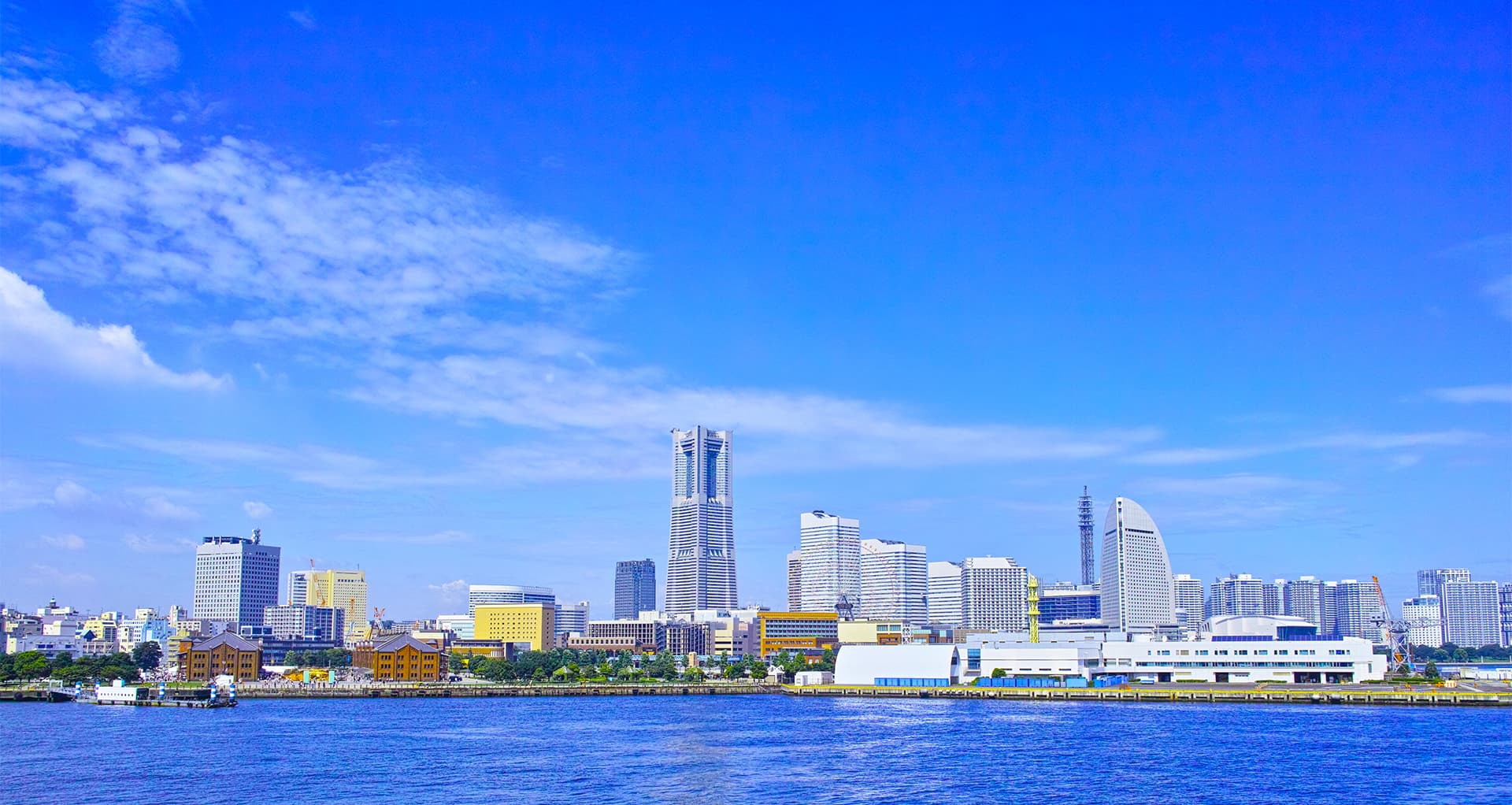 横浜のみなとみらいの朝の風景