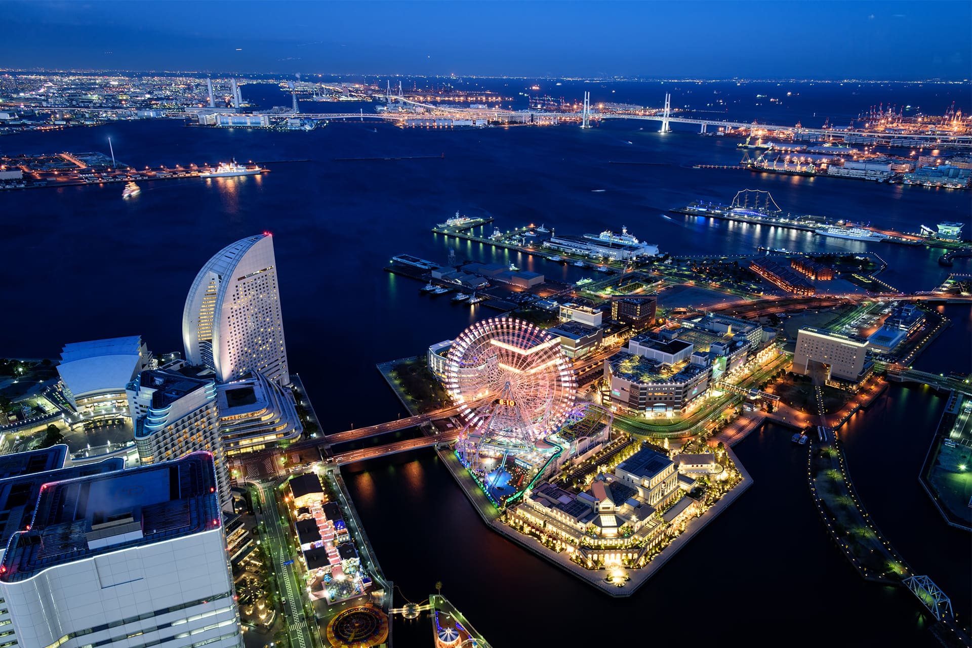 横浜のみなとみらいの夜の風景